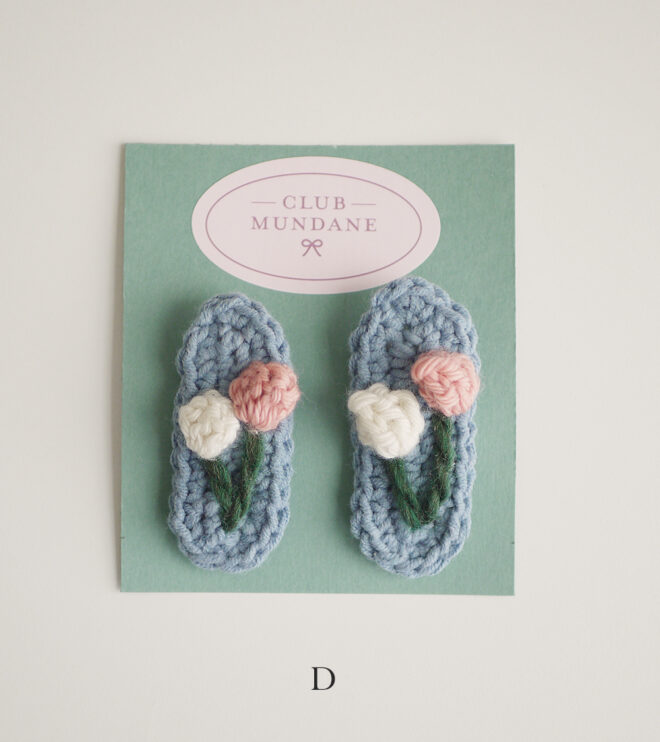 Club Mundane Crocheted Hair Clips (D) - White and Pink Flower